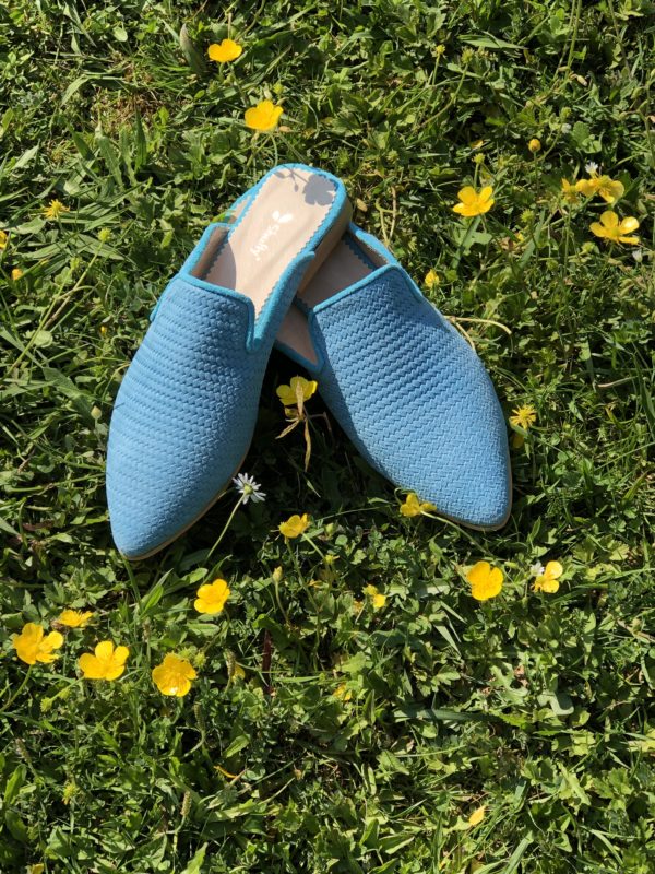 Mule em pele em print espiga azul, com brilho glitter, forro e palmilha de conforto em pele, sola em neolite antiderrapante com salto de 1cm