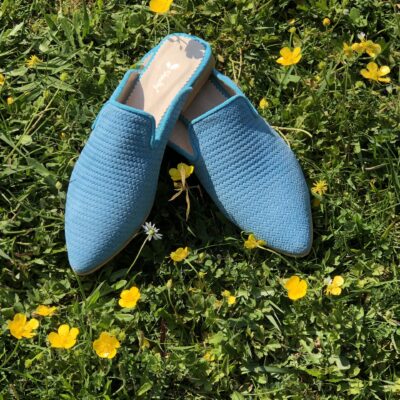 Mule em pele em print espiga azul, com brilho glitter, forro e palmilha de conforto em pele, sola em neolite antiderrapante com salto de 1cm