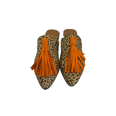 Mule em pele print leopardo, com berloque laranja, forro e palmilha de conforto em pele, sola em neolite antiderrapante com salto de 1cm