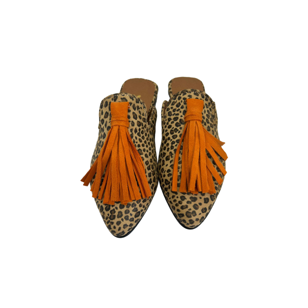 Mule em pele print leopardo, com berloque laranja, forro e palmilha de conforto em pele, sola em neolite antiderrapante com salto de 1cm