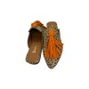 Mule em pele print leopardo, com berloque laranja, forro e palmilha de conforto em pele, sola em neolite antiderrapante com salto de 1cm