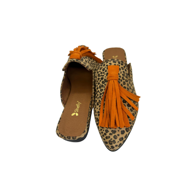 Mule em pele print leopardo, com berloque laranja, forro e palmilha de conforto em pele, sola em neolite antiderrapante com salto de 1cm