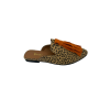 Mule em pele print leopardo, com berloque laranja, forro e palmilha de conforto em pele, sola em neolite antiderrapante com salto de 1cm