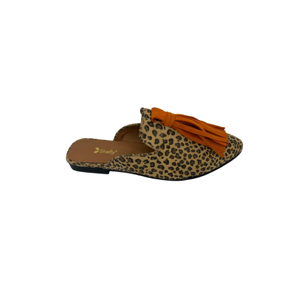 Mule em pele print leopardo, com berloque laranja, forro e palmilha de conforto em pele, sola em neolite antiderrapante com salto de 1cm