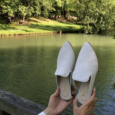 Mule em pele print espiga branco gelo, forro e palmilha de conforto em pele, sola em neolite antiderrapante com salto de 1cm