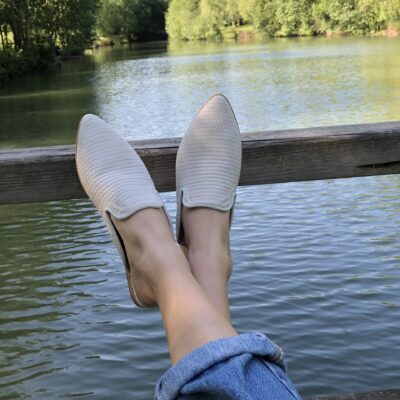 Mule em pele print espiga branco gelo, forro e palmilha de conforto em pele, sola em neolite antiderrapante com salto de 1cm