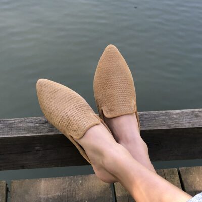 Mule em pele em print espiga camel, com brilho glitter, forro e palmilha de conforto em pele, sola em neolite antiderrapante com salto de 1cm