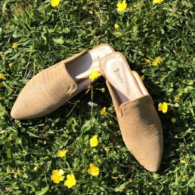 Mule em pele em print espiga camel, com brilho glitter, forro e palmilha de conforto em pele, sola em neolite antiderrapante com salto de 1cm