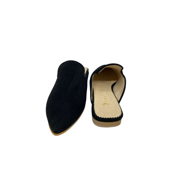 Mule em pele de crute preto, forro e palmilha de conforto em pele, sola em neolite antiderrapante com salto de 1cm