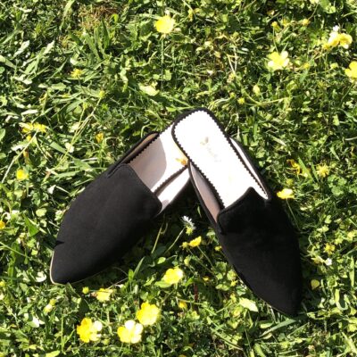 Mule em pele de crute preto, forro e palmilha de conforto em pele, sola em neolite antiderrapante com salto de 1cm