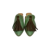 Mule em pele verde, com berloque em pele castanho, forro e palmilha de conforto em pele, sola em neolite antiderrapante com salto de 1cm Mule em pele verde, com berloque em pele castanho, forro e palmilha de conforto em pele, sola em neolite antiderrapante com salto de 1cm