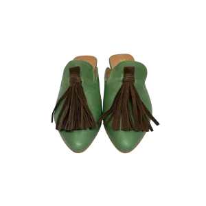 Mule em pele verde, com berloque em pele castanho, forro e palmilha de conforto em pele, sola em neolite antiderrapante com salto de 1cm