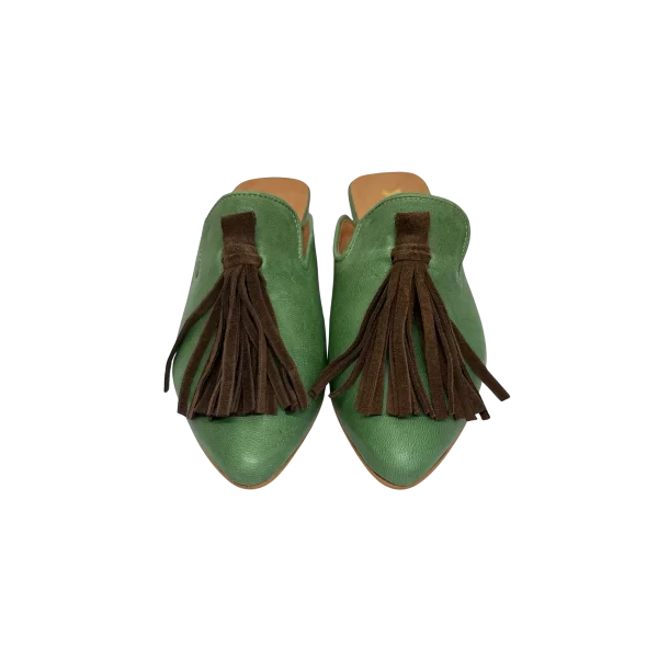 Mule em pele verde, com berloque em pele castanho, forro e palmilha de conforto em pele, sola em neolite antiderrapante com salto de 1cm Mule em pele verde, com berloque em pele castanho, forro e palmilha de conforto em pele, sola em neolite antiderrapante com salto de 1cm