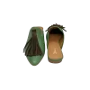 mules_pele_ana_verde berloque castanho_2 Mule em pele verde, com berloque em pele castanho, forro e palmilha de conforto em pele, sola em neolite antiderrapante com salto de 1cm