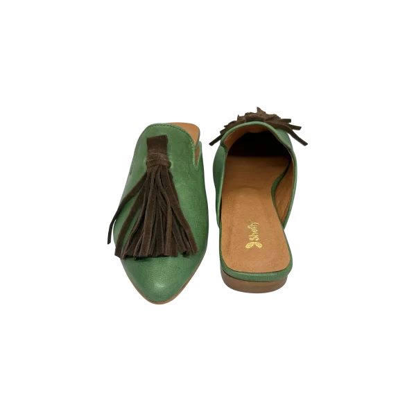 mules_pele_ana_verde berloque castanho_2 Mule em pele verde, com berloque em pele castanho, forro e palmilha de conforto em pele, sola em neolite antiderrapante com salto de 1cm