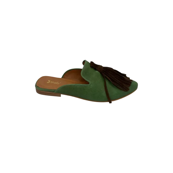 mules_pele_ana_verde berloque castanho_3 Mule em pele verde, com berloque em pele castanho, forro e palmilha de conforto em pele, sola em neolite antiderrapante com salto de 1cm