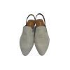 Mule em pele crute com relevo na cor Cloud Dancer, com tira de calcanhar em pele crute na cor blue light, forro e palmilha de conforto em pele, sola em neolite cor mel