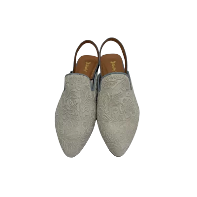 Mule em pele crute com relevo na cor Cloud Dancer, com tira de calcanhar em pele crute na cor blue light, forro e palmilha de conforto em pele, sola em neolite cor mel
