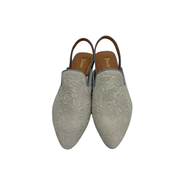 Mule em pele crute com relevo na cor Cloud Dancer, com tira de calcanhar em pele crute na cor blue light, forro e palmilha de conforto em pele, sola em neolite cor mel