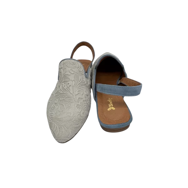 Mule em pele crute com relevo na cor Cloud Dancer, com tira de calcanhar em pele crute na cor blue light, forro e palmilha de conforto em pele, sola em neolite cor mel