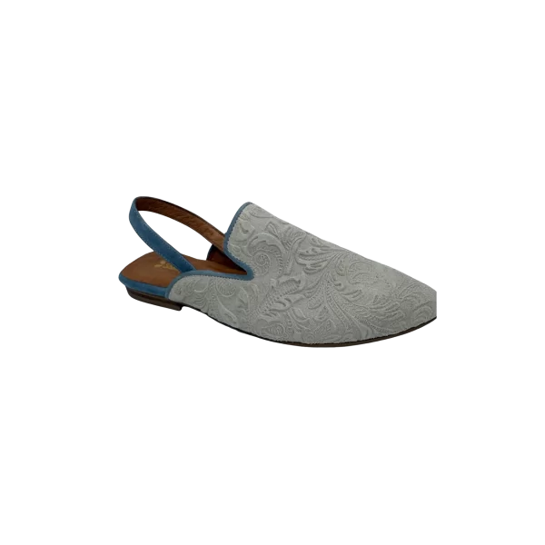 Mule em pele crute com relevo na cor Cloud Dancer, com tira de calcanhar em pele crute na cor blue light, forro e palmilha de conforto em pele, sola em neolite cor mel