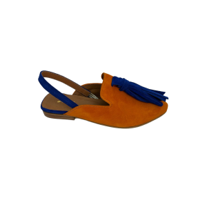 Mule em pele crute laranja, com berloque e tira de calcanhar em pele crute azulão, forro e palmilha de conforto em pele, sola em neolite cor mel