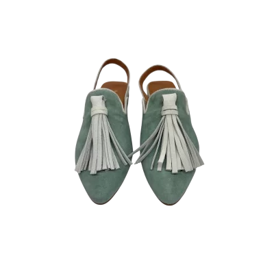 Mule em pele crute cor menta, com berloque em pele crute branco, com tira de calcanhar em pele crute branco, forro e palmilha de conforto em pele, sola em neolite cor mel