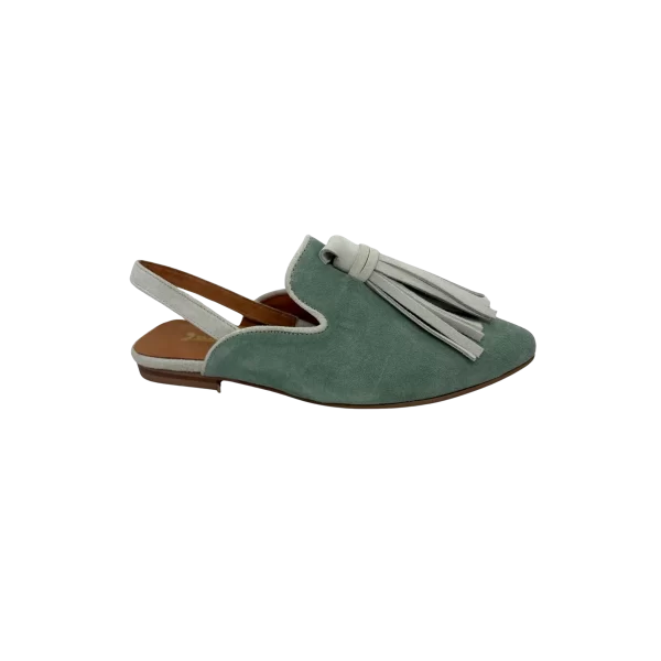 mules_pele_anny_menta_3 Mule em pele crute cor menta, com berloque em pele crute branco, com tira de calcanhar em pele crute branco, forro e palmilha de conforto em pele, sola em neolite cor mel