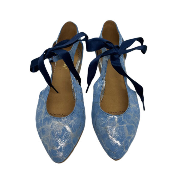 Sabrina em pele sauvage azul claro com nuances prata, com parte de trás em pele de camurça azul, fita em cetim azul, forro e palmilha de conforto em pele, sola neolite antiderrapante