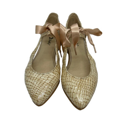 Sabrina em pele de verniz croco bege com parte de trás em pele de verniz bege, fita em cetim bege, forro e palmilha de conforto em pele, sola neolite antiderrapante