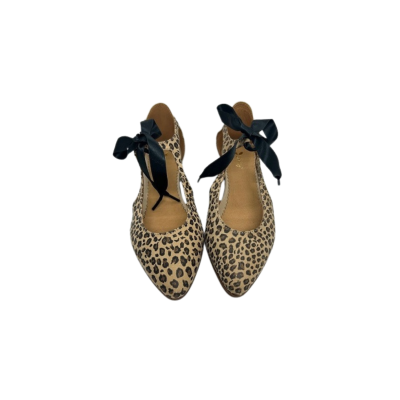 Sabrina em pele sauvage print leopardo com parte de trás em pele de verniz bege , fita em cetim preta, forro e palmilha de conforto em pele, sola neolite antiderrapante