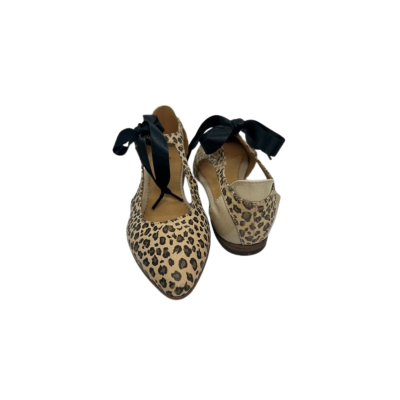 Sabrina em pele sauvage print leopardo com parte de trás em pele de verniz bege , fita em cetim preta, forro e palmilha de conforto em pele, sola neolite antiderrapante