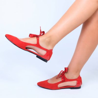 Sabrina em pele de camurça vermelha com parte de trás em pele de verniz vermelha, fita em cetim vermelho, forro e palmilha de conforto em pele, sola neolite antiderrapante