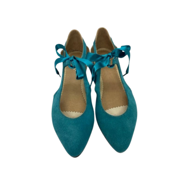 Sabrina em pele de camurça azul turquesa com parte de trás em pele de verniz bege, fita em cetim azul turquesa, forro e palmilha de conforto em pele, sola neolite antiderrapante