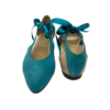 Sabrina em pele de camurça azul turquesa com parte de trás em pele de verniz bege, fita em cetim azul turquesa, forro e palmilha de conforto em pele, sola neolite antiderrapante