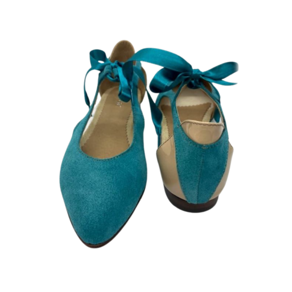 Sabrina em pele de camurça azul turquesa com parte de trás em pele de verniz bege, fita em cetim azul turquesa, forro e palmilha de conforto em pele, sola neolite antiderrapante