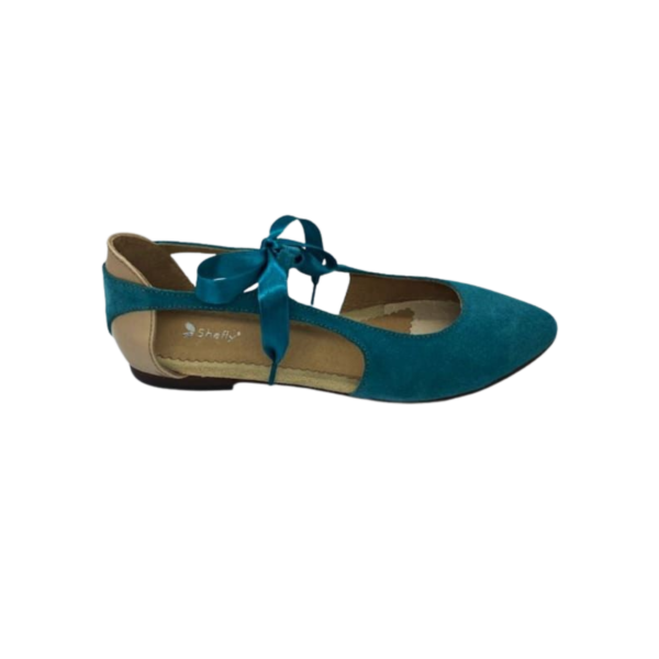 Sabrina em pele de camurça azul turquesa com parte de trás em pele de verniz bege, fita em cetim azul turquesa, forro e palmilha de conforto em pele, sola neolite antiderrapante