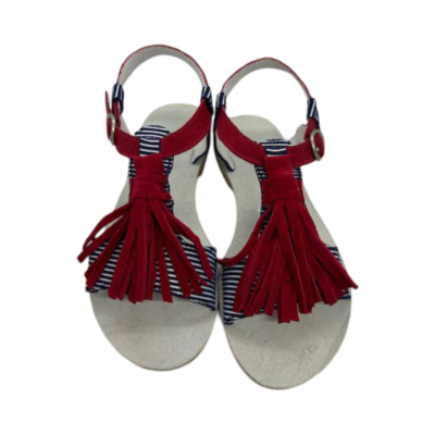 Sandália em pele print risca azul, com berloque vermelho em pele, forro em pele, palmilha em couro