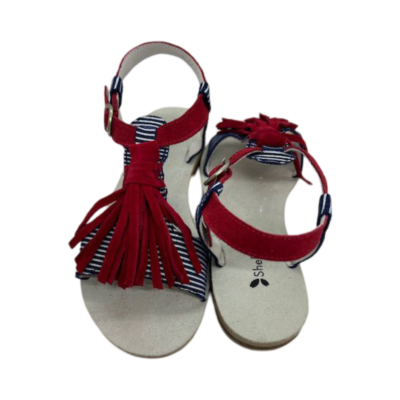 Sandália em pele print risca azul, com berloque vermelho em pele, forro em pele, palmilha em couro