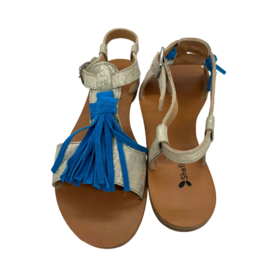 Sandália em pele print dourado, com berloque azul em pele, forro em pele, palmilha em couro