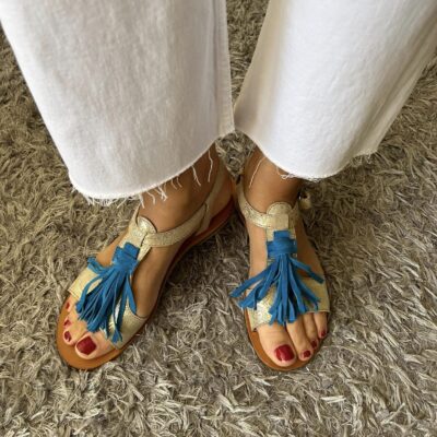 Sandália em pele print dourado, com berloque azul em pele, forro em pele, palmilha em couro