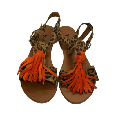 Sandália em pele print leopardo, com berloque laranja em pele, forro em pele e palmilha em couro