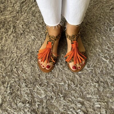 Sandália em pele print leopardo, com berloque laranja em pele, forro em pele e palmilha em couro