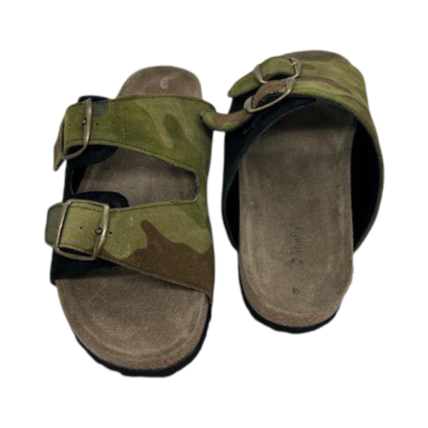 Sandália em pele crute print militar, com forro e palmilha anatómica de conforto em pele, sola antiderrapante