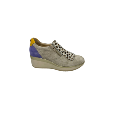 Sapatilha em pele de crute tons gelo, parte de trás em pele de crute lavanda com peça de pinappele sauvage amarelo, franja em pele de pelo print animal onça, forro e palmilha de conforto em pele, sola TR bege com dourado