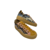 Sapatilha em pele de print cobra, com peça lateral de fora em tons rosa e camel, peça lateral interior em tons azuis, peça da frente em pele de crute camel, peça dos atacadores em pele de crute rosa velho e peça da parte de trás em pele de pelo print zebra camel, forro e palmilha de conforto em pele, sola em borracha e atacadores camel