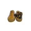 Sapatilha em pele de print cobra, com peça lateral de fora em tons rosa e camel, peça lateral interior em tons azuis, peça da frente em pele de crute camel, peça dos atacadores em pele de crute rosa velho e peça da parte de trás em pele de pelo print zebra camel, forro e palmilha de conforto em pele, sola em borracha e atacadores camel