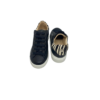 Sapatilha em pele sauvage preta com parte de trás em pele de pelo print zebra, com forro e palmilha de conforto em pele, sola de borracha