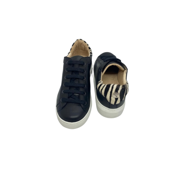 Sapatilha em pele sauvage preta com parte de trás em pele de pelo print zebra, com forro e palmilha de conforto em pele, sola de borracha