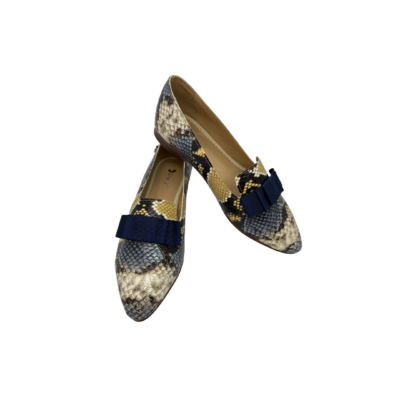 Sapato em pele print cobra tons azul, laço em gorgorão azul, forro e palmilha de conforto em pele, sola em neolite antiderrapante com salto de 1cm